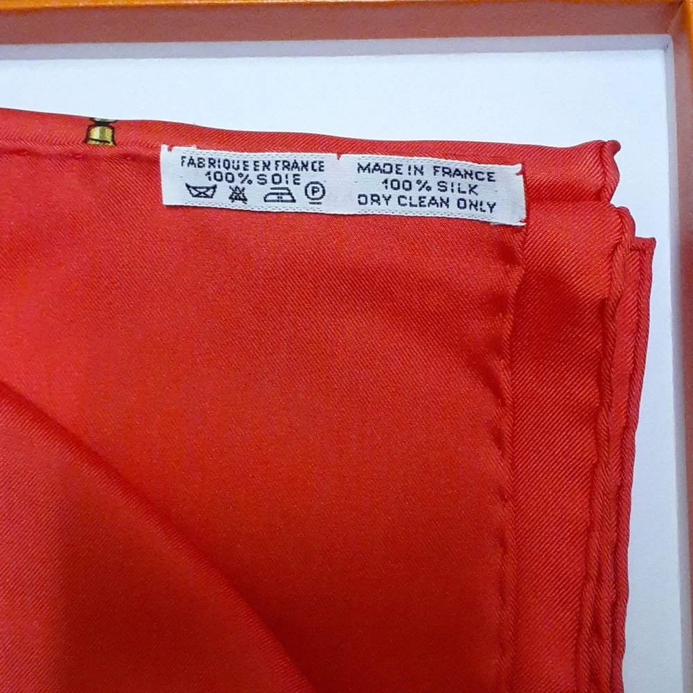 RARE Authentic Hermes Scarf - LES CAVALIERS D'OR - Carre 90 - Nice! With Box! - Picture 6 of 6